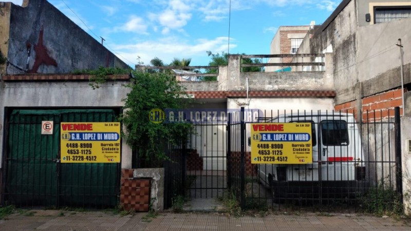 CASA 4 AMB CON GARAGE PARA 2 AUTOS, FONDO LIBRE, QUINCHO C/PARRILLA Y TERRAZA X T/SUPERFICIE. REF: 652