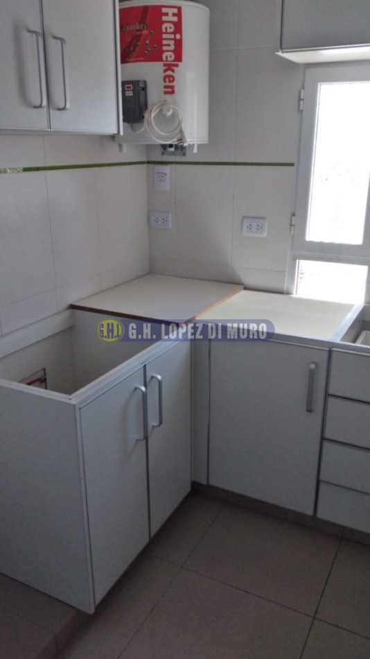 GALPON DE 1.500 MTS2 C/ OFICINAS, MONTACARGA, BAÑOS, VESTUARIO S/LOTE 8.66X40. REF: 552