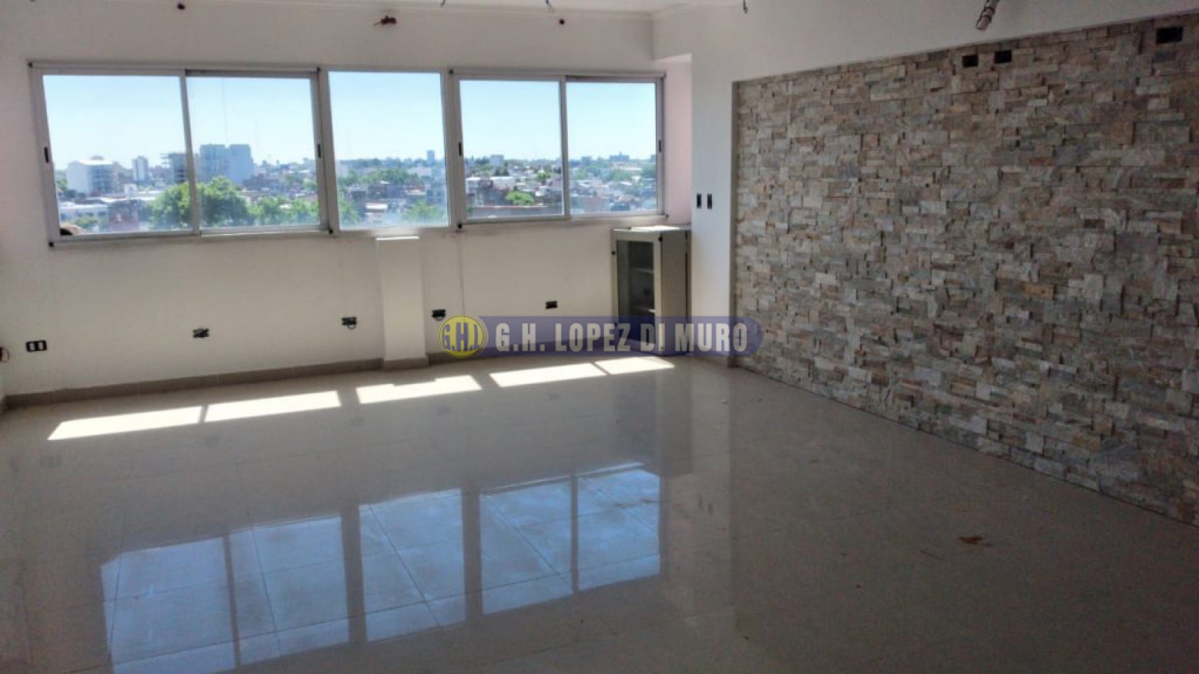 GALPON DE 1.500 MTS2 C/ OFICINAS, MONTACARGA, BAÑOS, VESTUARIO S/LOTE 8.66X40. REF: 552