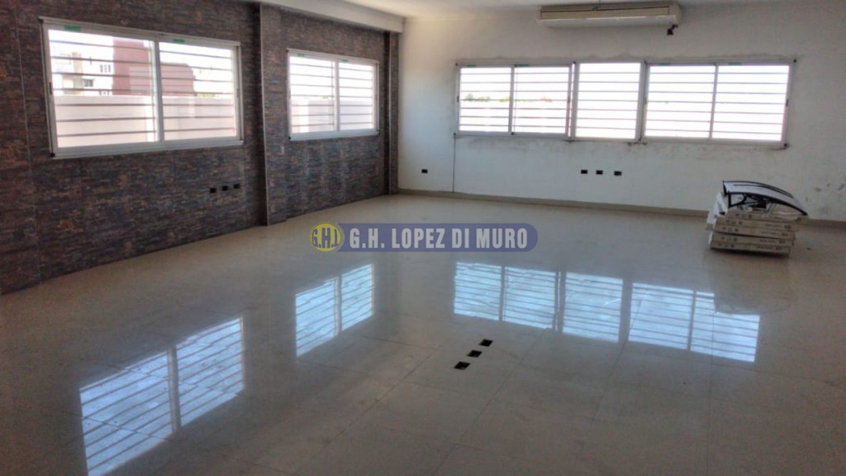 GALPON DE 1.500 MTS2 C/ OFICINAS, MONTACARGA, BAÑOS, VESTUARIO S/LOTE 8.66X40. REF: 552