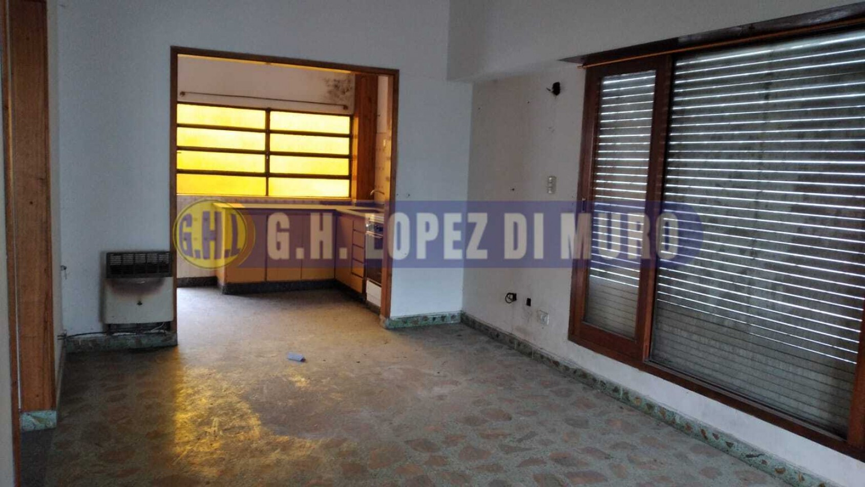 RETASADA! CASA 3 AMB CON JARDIN, GARAGE PARA VARIOS AUTOS Y TERRAZA X T/SUPEFICIE CON CUARTO GUARDA UTILES. REF 685