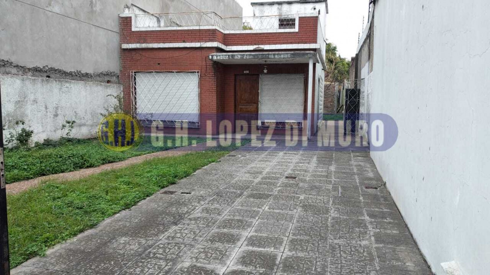 RETASADA! CASA 3 AMB CON JARDIN, GARAGE PARA VARIOS AUTOS Y TERRAZA X T/SUPEFICIE CON CUARTO GUARDA UTILES. REF 685