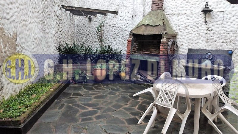 CASA 5AMB CON LOCAL, PATIO Y TERRAZA CON QUINCHO. REF: 688