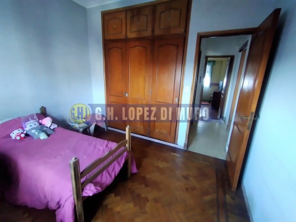 DEPARTAMENTO 4 AMB AL FRENTE CON 2 BALCONES. 2°PISO POR ESCALERA. REF: 697