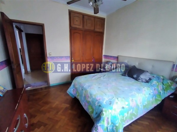 DEPARTAMENTO 4 AMB AL FRENTE CON 2 BALCONES. 2°PISO POR ESCALERA. REF: 697