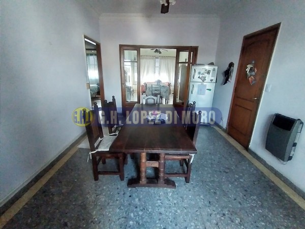 DEPARTAMENTO 4 AMB AL FRENTE CON 2 BALCONES. 2°PISO POR ESCALERA. REF: 697