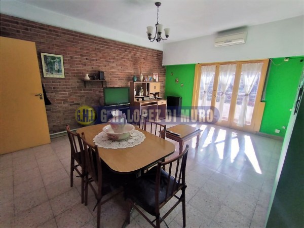 CASA IDEAL PARA 2 FAMILIAS CON PARRILLA. P.B: DEPTO 3 AMB CON GALERIA Y AMPLIO PATIO C/PARRILLA Y P.A: DEPTO 4 AMB C/BALCON, PATIO Y TERRAZA. REF: 700