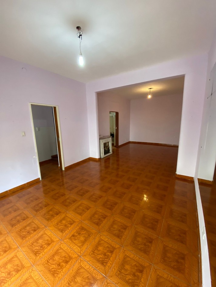 CASA EN 2 PLANTAS 4 AMB C/ 2 BAÑOS, PATIO Y CUARTO GUARDA UTILES