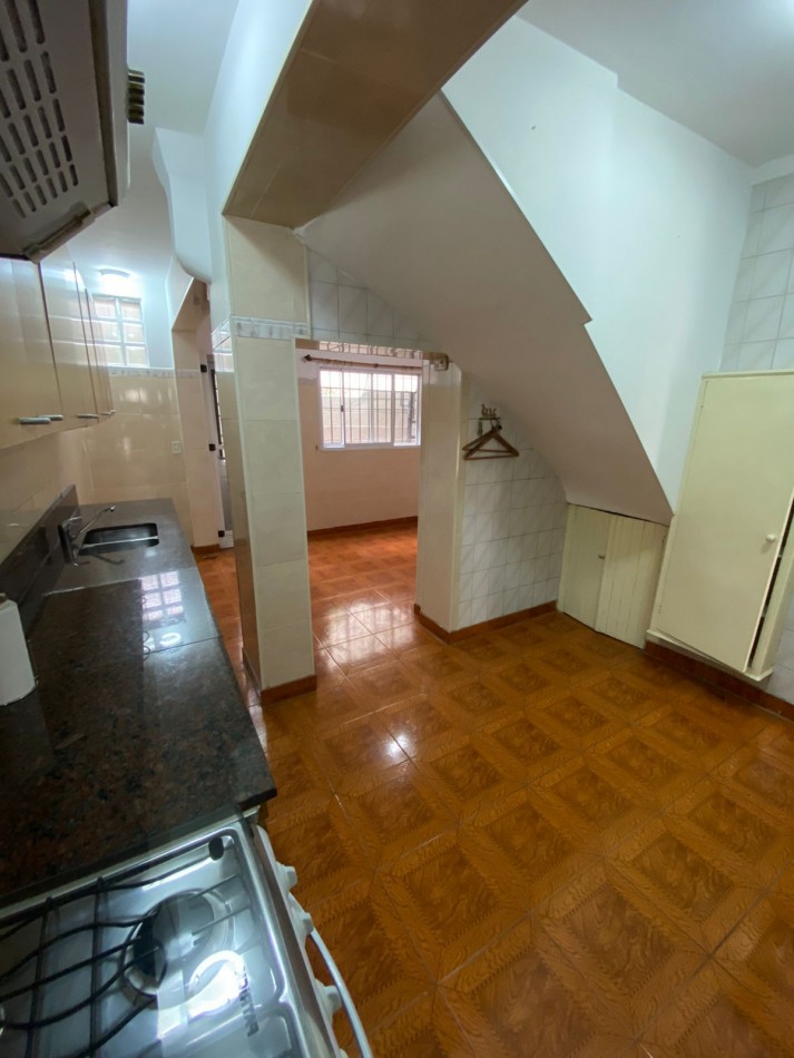 CASA EN 2 PLANTAS 4 AMB C/ 2 BAÑOS, PATIO Y CUARTO GUARDA UTILES