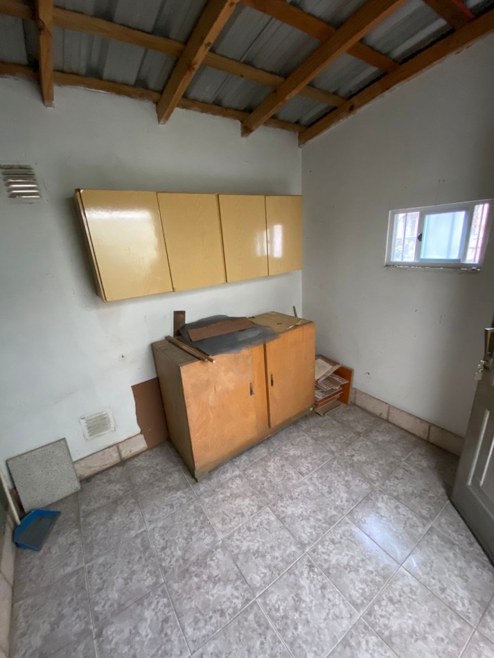 CASA EN 2 PLANTAS 4 AMB C/ 2 BAÑOS, PATIO Y CUARTO GUARDA UTILES