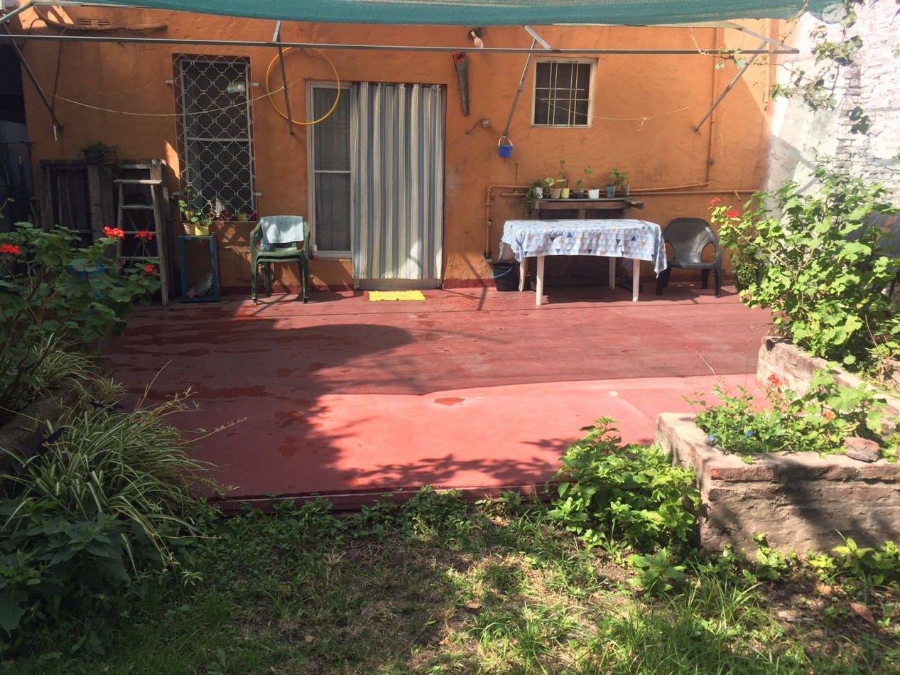 CASA 4 AMB CON LOCAL, PATIO CON GALERIA Y FONDO PARQUIZADO REF. 773