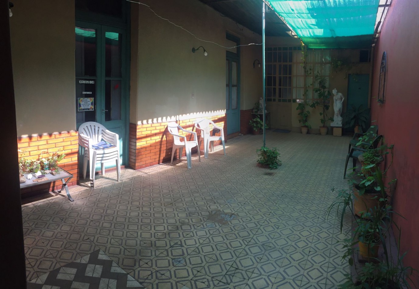 CASA 4 AMB CON LOCAL, PATIO CON GALERIA Y FONDO PARQUIZADO REF. 773