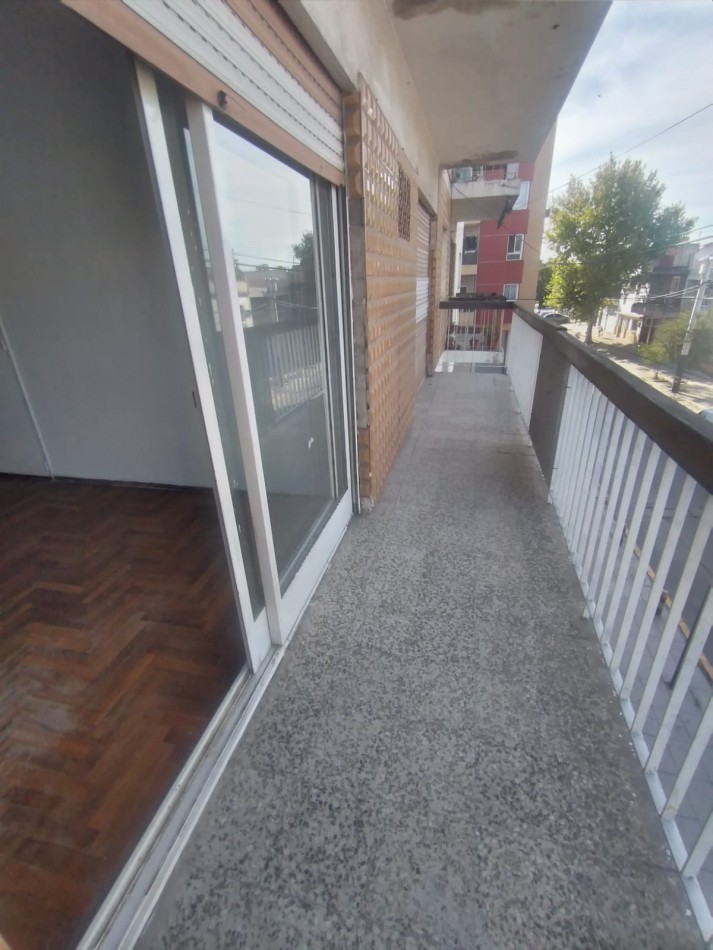 DEPARTAMENTO 3 AMBIENTES AL FRENTE CON PATIO Y BALCON