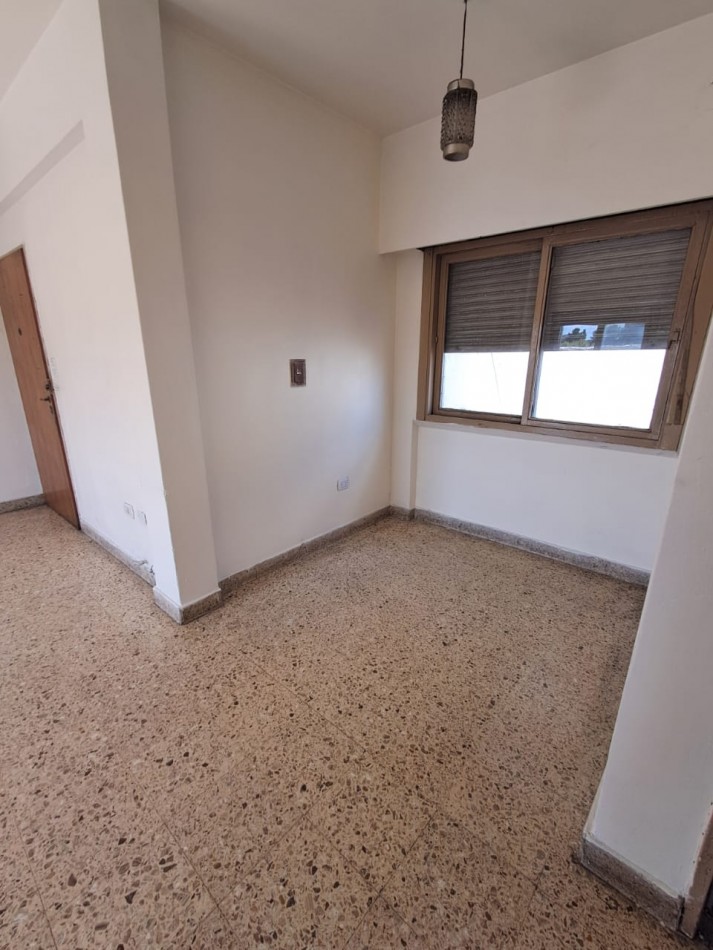 DEPTO 2AMB Y MEDIO AL FRENTE CON BALCON FRANCES. REF 812