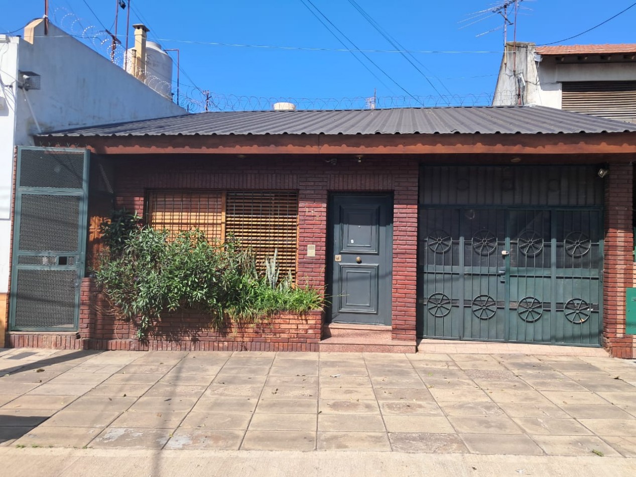 CASA 4 AMB C/ 3 BAÑOS, QUINCHO, PATIO C/ PILETA Y GARAGE CUBIERTO. Ref. 817