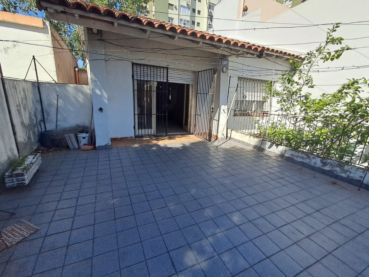 CASA IDEAL PARA 2 FAMILIAS CON GARAGE PARA VARIOS AUTOS, PATIO Y QUINCHO CON PARRILLA 