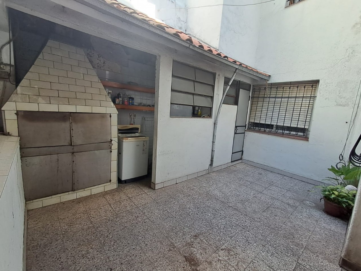 CASA IDEAL PARA 2 FAMILIAS CON GARAGE PARA VARIOS AUTOS, PATIO Y QUINCHO CON PARRILLA 