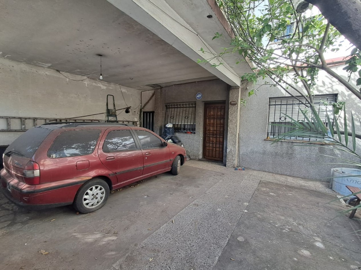 CASA IDEAL PARA 2 FAMILIAS CON GARAGE PARA VARIOS AUTOS, PATIO Y QUINCHO CON PARRILLA 