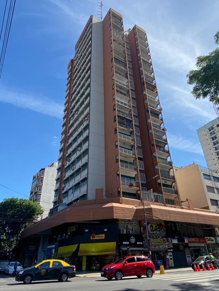 DEPARTAMENTO 3 AMBIENTES AL FRENTE CON 2 BALCONES SOBRE PRINCIPAL AVENIDA