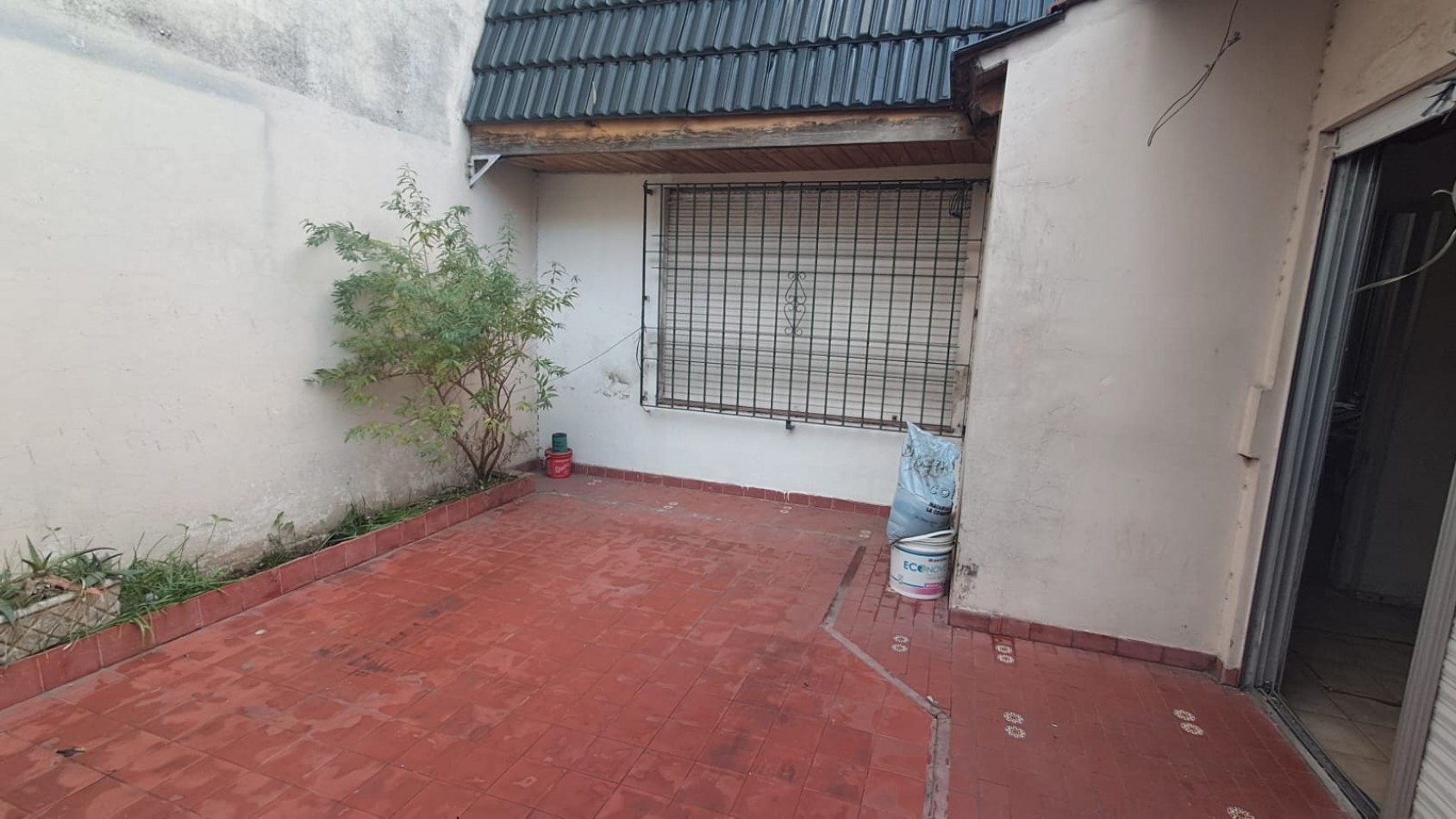 CASA 3 AMB C/ 2 PATIOS Y TERRAZA X TODA LA SUPERFICIE C/ CUARTO GUARDA UTILES. REF 374