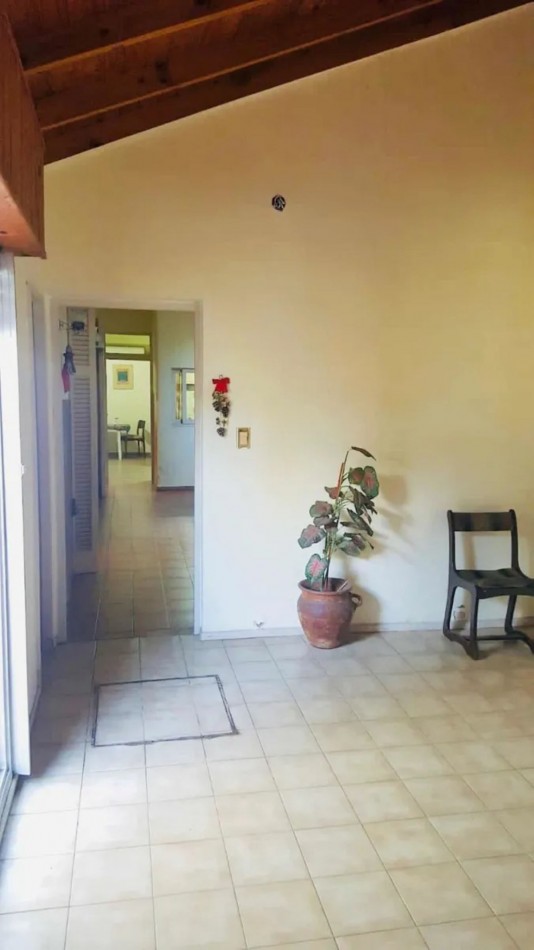 CASA 3 AMB C/ 2 PATIOS Y TERRAZA X TODA LA SUPERFICIE C/ CUARTO GUARDA UTILES. REF 374