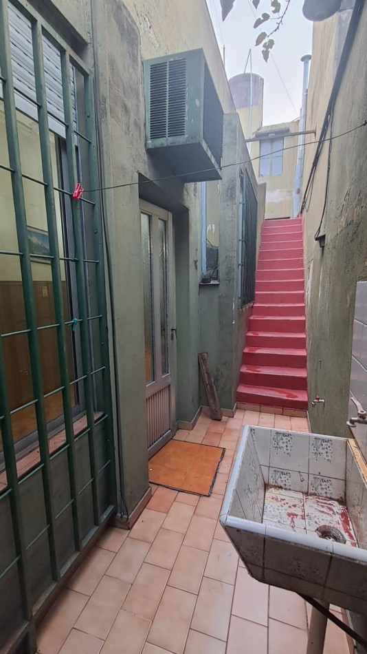 CASA 3 AMB C/ 2 PATIOS Y TERRAZA X TODA LA SUPERFICIE C/ CUARTO GUARDA UTILES. REF 374
