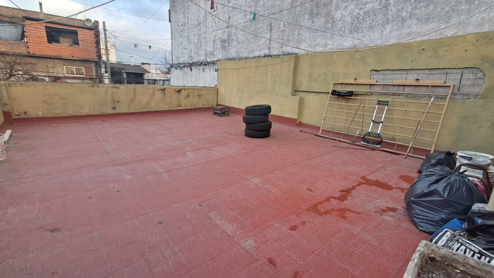 CASA 3 AMB C/ 2 PATIOS Y TERRAZA X TODA LA SUPERFICIE C/ CUARTO GUARDA UTILES. REF 374