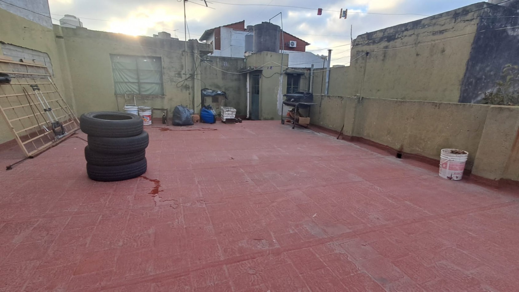 CASA 3 AMB C/ 2 PATIOS Y TERRAZA X TODA LA SUPERFICIE C/ CUARTO GUARDA UTILES. REF 374