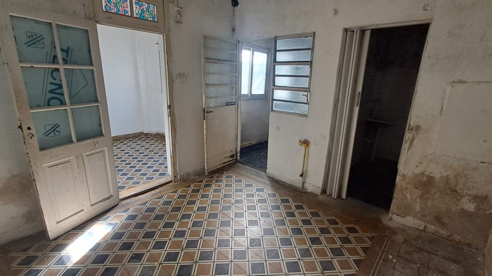 CASA 6 AMB CON PATIO, QUINCHO Y TERRAZA SOBRE LOTE 8.66X21.63