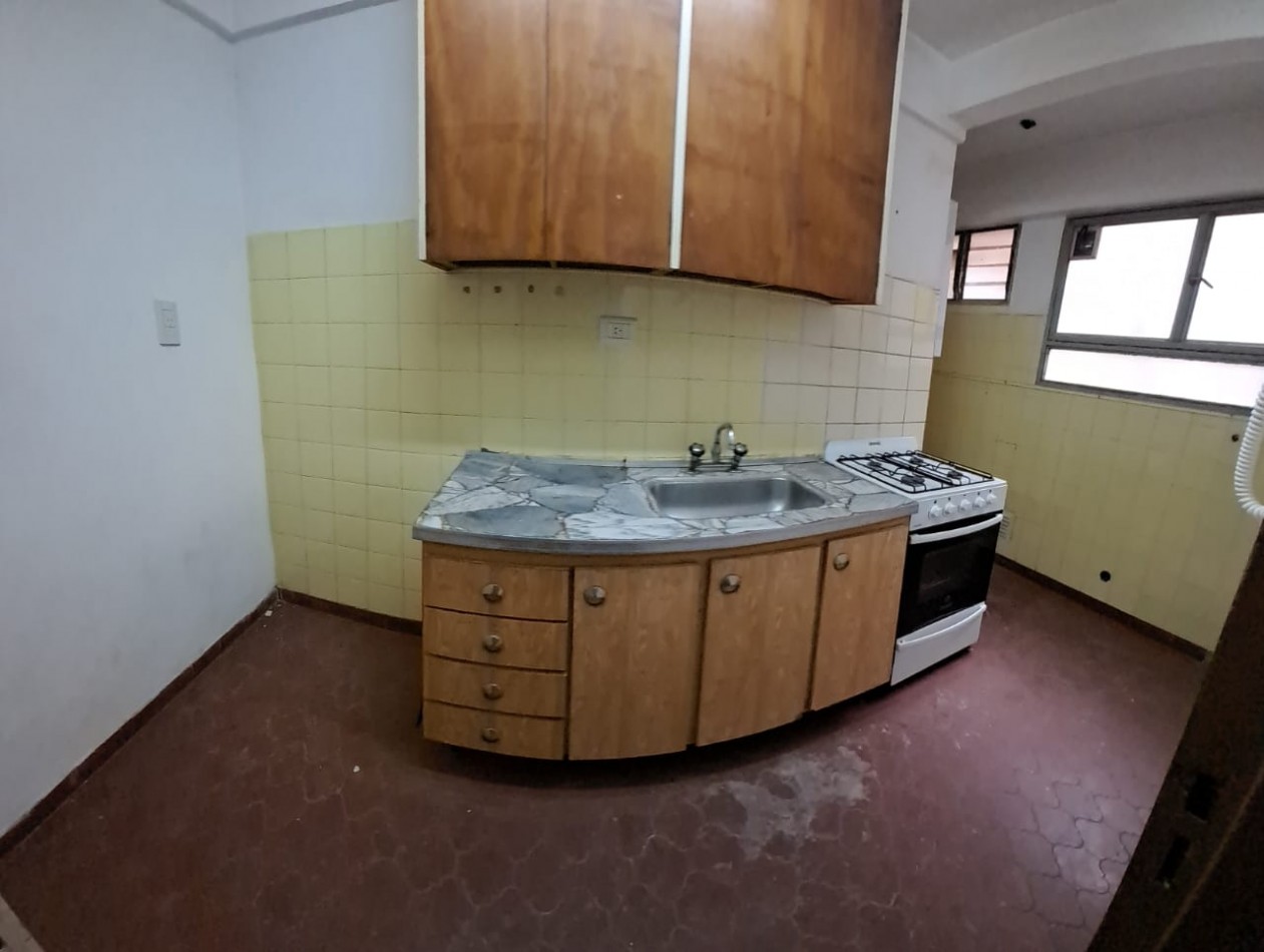 DEPTO 2 AMB CON BALCON FRANCES INTERNO - A REFACCIONAR - REF. 852