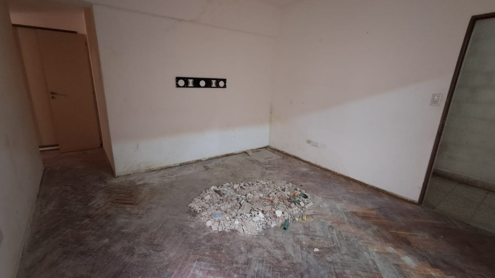 DEPTO 2 AMB CON BALCON FRANCES INTERNO - A REFACCIONAR - REF. 852