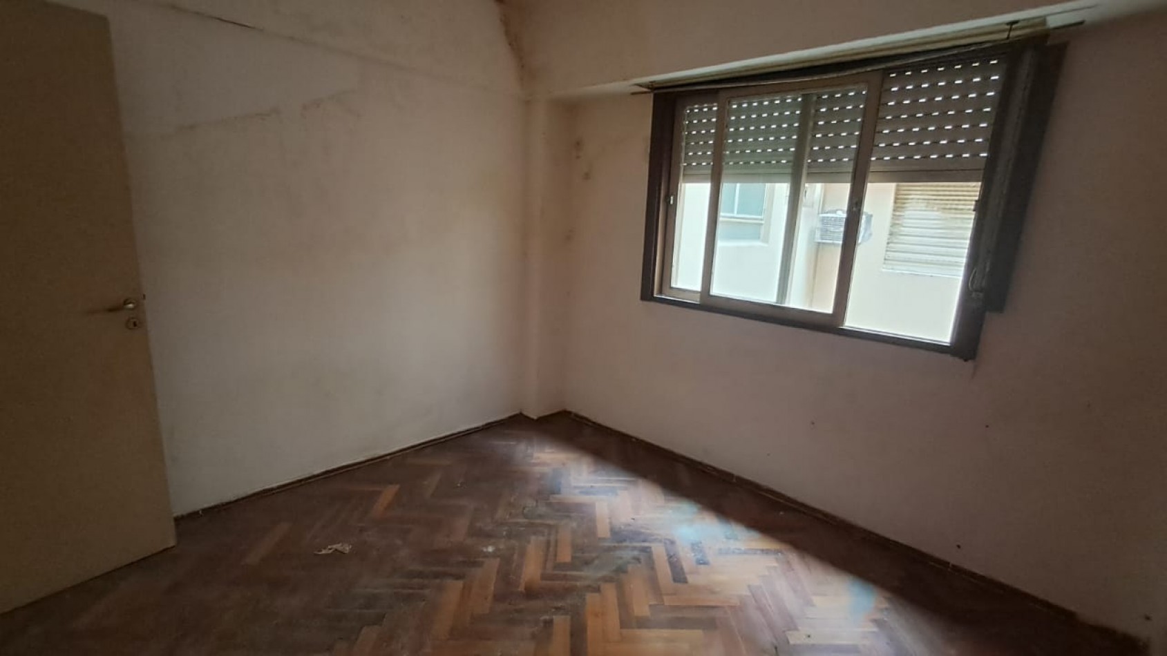 DEPTO 2 AMB CON BALCON FRANCES INTERNO - A REFACCIONAR - REF. 852