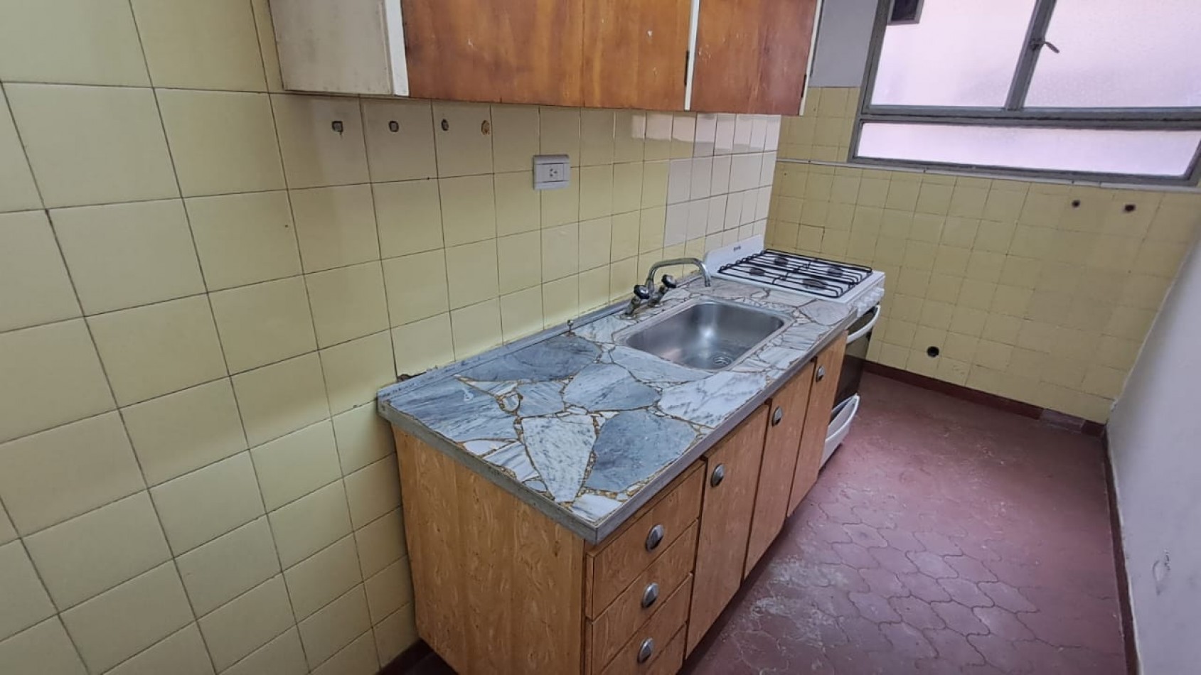 DEPTO 2 AMB CON BALCON FRANCES INTERNO - A REFACCIONAR - REF. 852