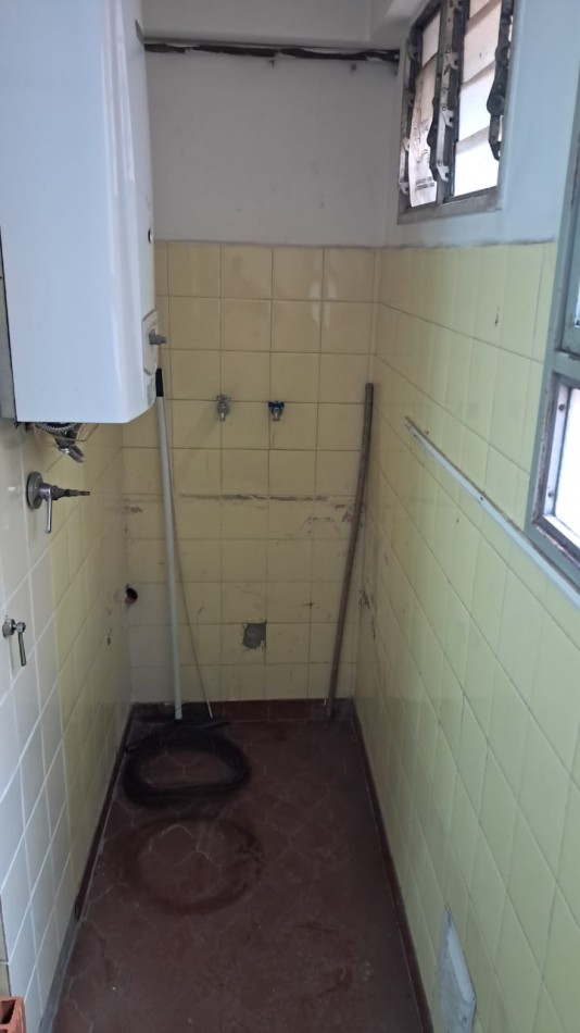 DEPTO 2 AMB CON BALCON FRANCES INTERNO - A REFACCIONAR - REF. 852
