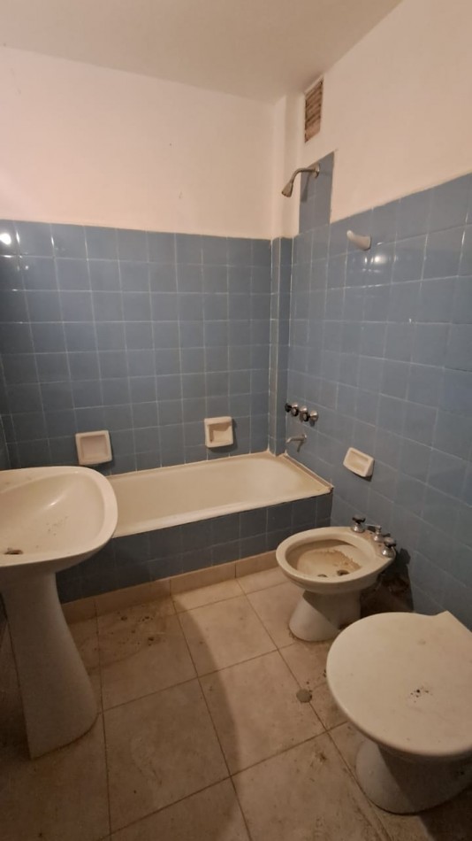 DEPTO 2 AMB CON BALCON FRANCES INTERNO - A REFACCIONAR - REF. 852