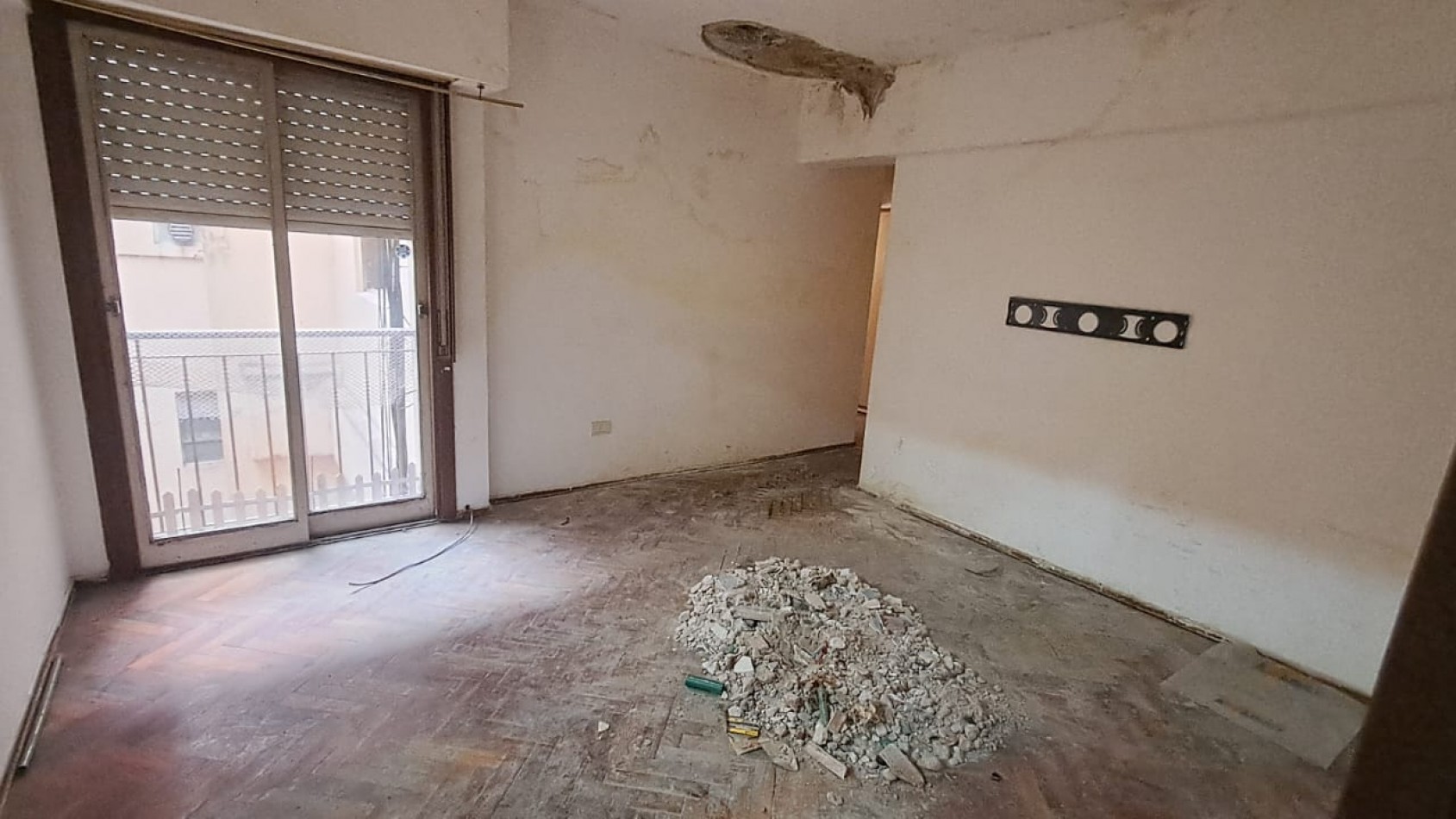 DEPTO 2 AMB CON BALCON FRANCES INTERNO - A REFACCIONAR - REF. 852