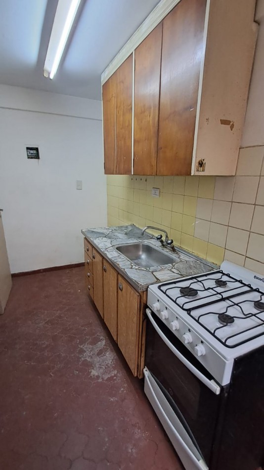 DEPTO 2 AMB CON BALCON FRANCES INTERNO - A REFACCIONAR - REF. 852