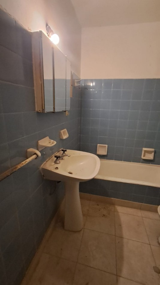 DEPTO 2 AMB CON BALCON FRANCES INTERNO - A REFACCIONAR - REF. 852