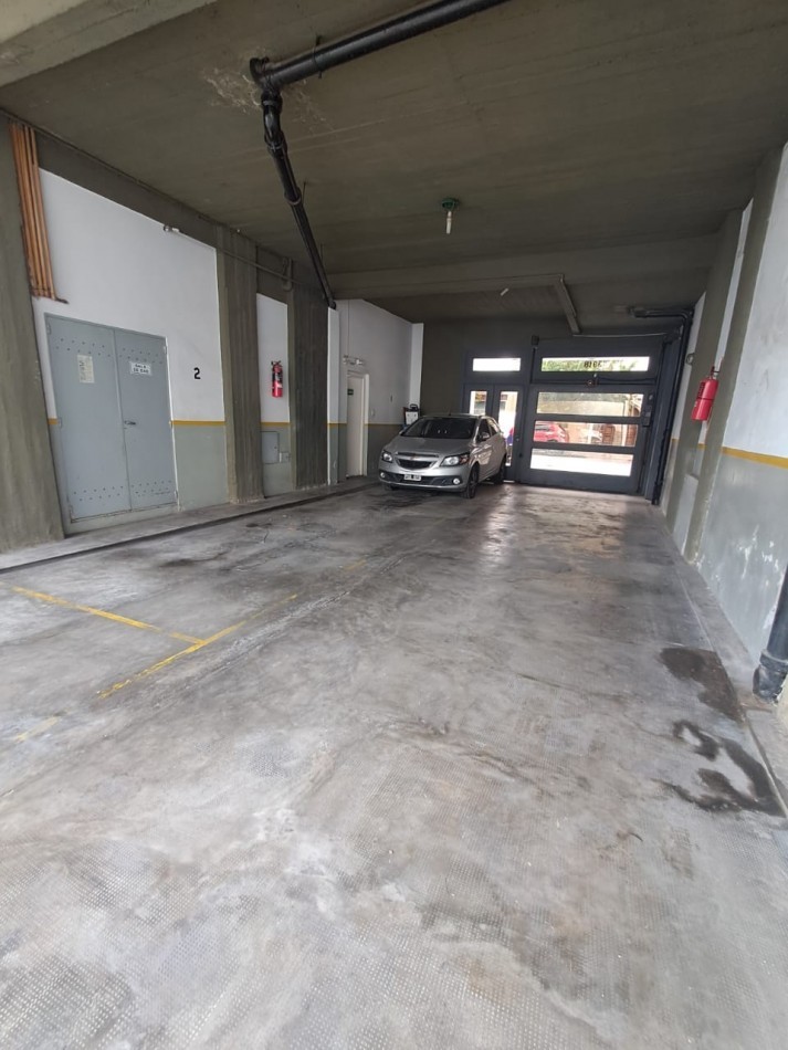 DEPTO 4 AMB EN PISO EXCLUSIVO AL FRENTE, CON BALCON Y COCHERA CUBIERTA. REF N° 833