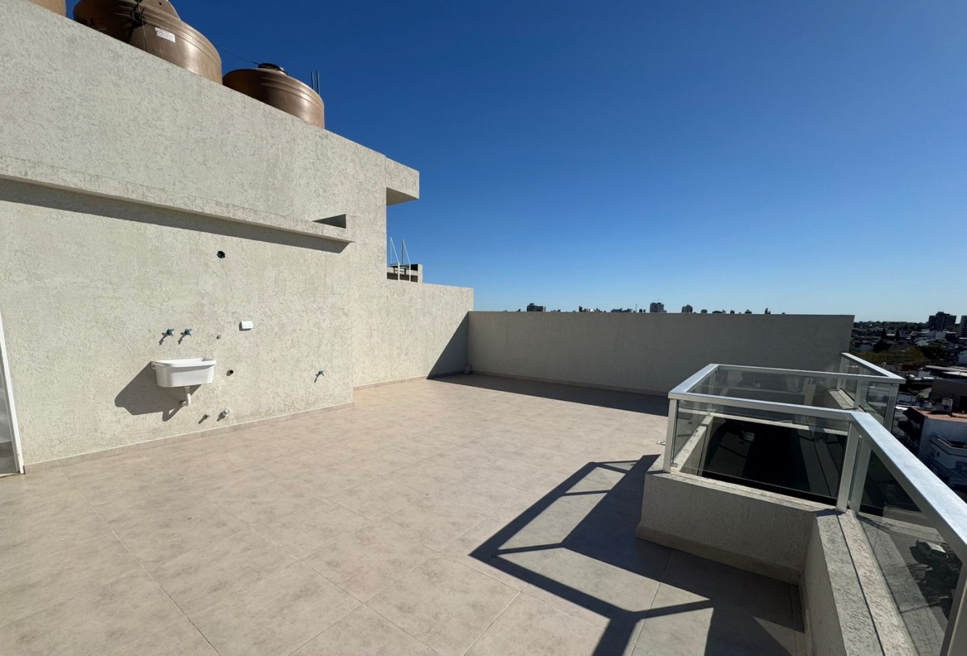 DEPARTAMENTOS A ESTRENAR 3amb AL FRENTE CON TERRAZA, BALCON Y COCHERA, MODELO 4.REF.863/4