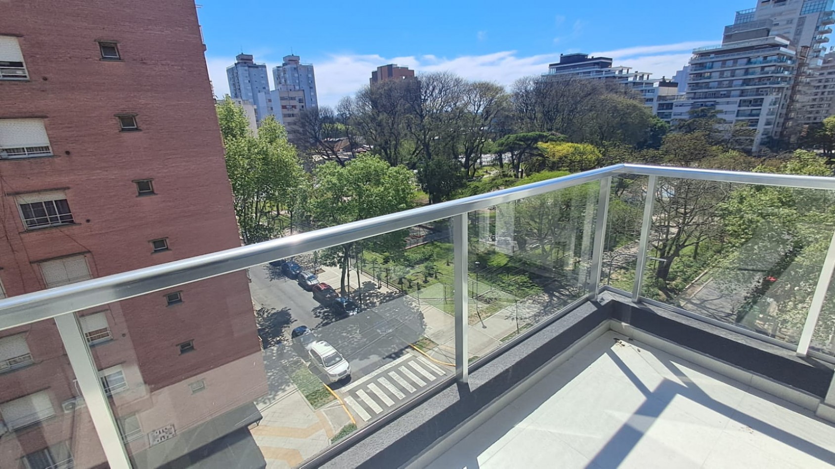 DEPARTAMENTO 2 AMB AL FRENTE CON BALCON Y COCHERA REF: 867