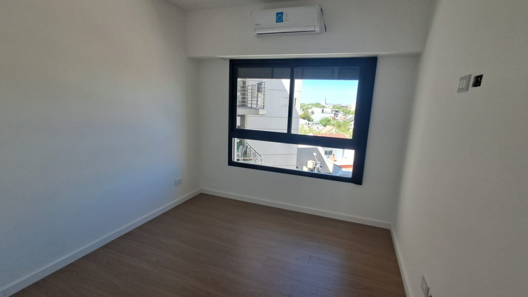 DEPARTAMENTO 2 AMB AL FRENTE CON BALCON Y COCHERA REF: 867