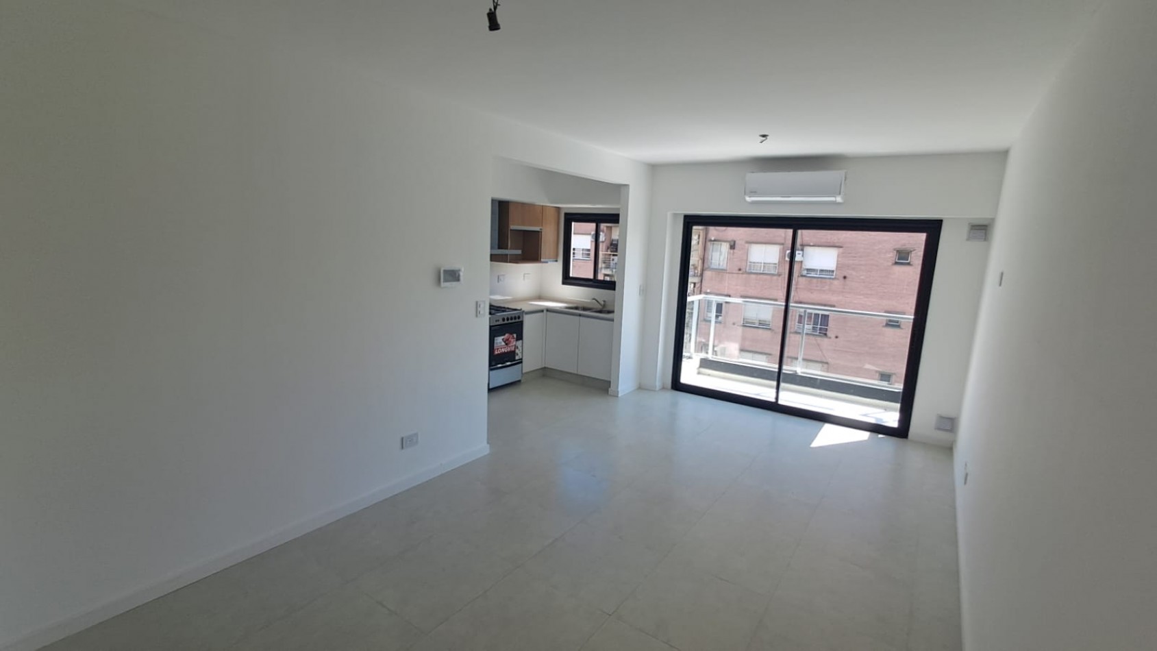 DEPARTAMENTO 2 AMB AL FRENTE CON BALCON Y COCHERA REF: 867
