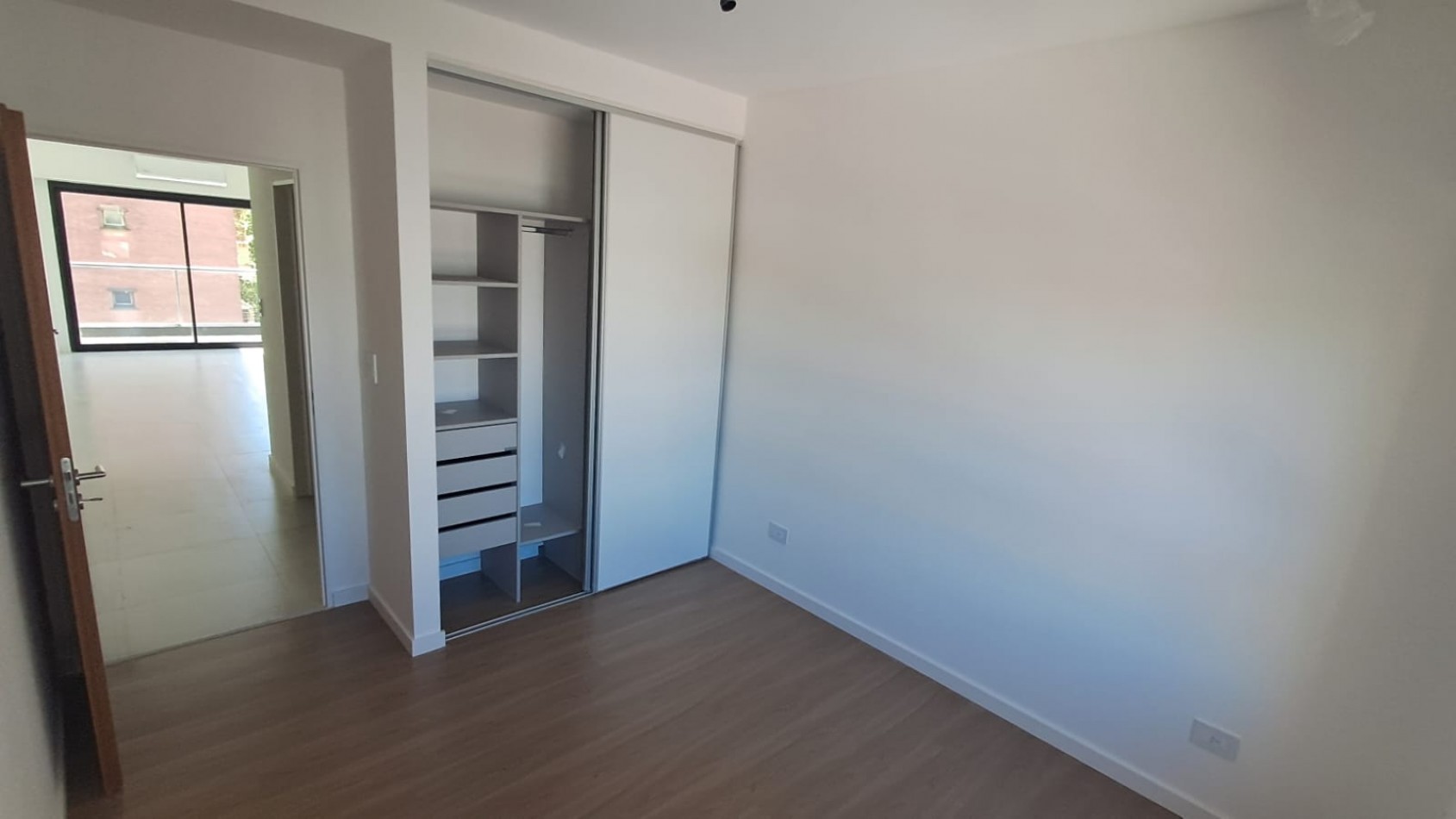 DEPARTAMENTO 2 AMB AL FRENTE CON BALCON Y COCHERA REF: 867