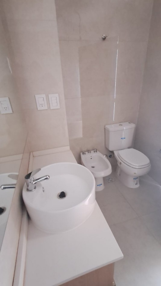 DEPARTAMENTO 2 AMB AL FRENTE CON BALCON Y COCHERA REF: 867