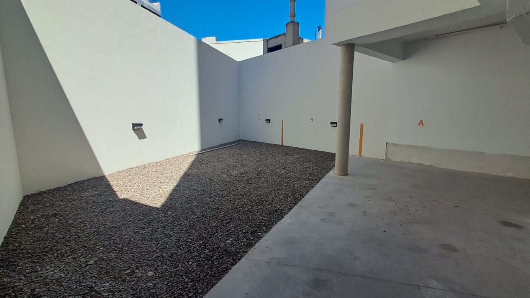 DEPARTAMENTO 2 AMB AL FRENTE CON BALCON Y COCHERA REF: 867