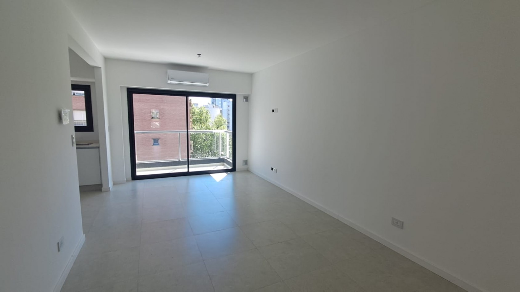 DEPARTAMENTO 2 AMB AL FRENTE CON BALCON Y COCHERA REF: 867