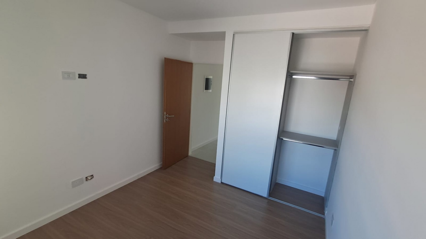 DEPARTAMENTO 2 AMB AL FRENTE CON BALCON Y COCHERA REF: 867