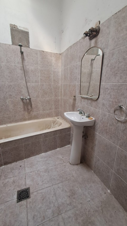 CASA 3 AMBIENTES CON PATIO Y TERRAZA POR TODA LA SUPERFICIE.REF.870