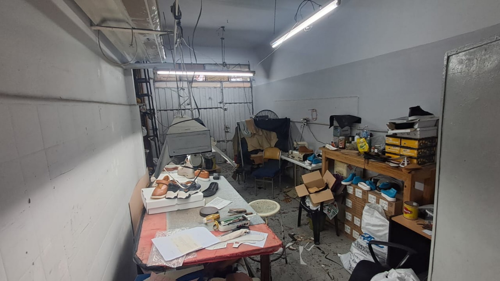  2 LOCALES UNIDOS CON BAÑO Y DEPOSITO (VENTA EN BLOCK)